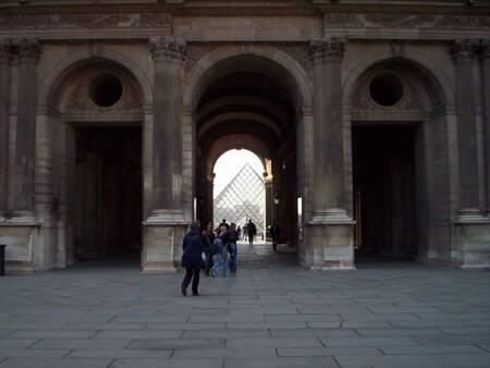 Pyramide_Louvre_perspective